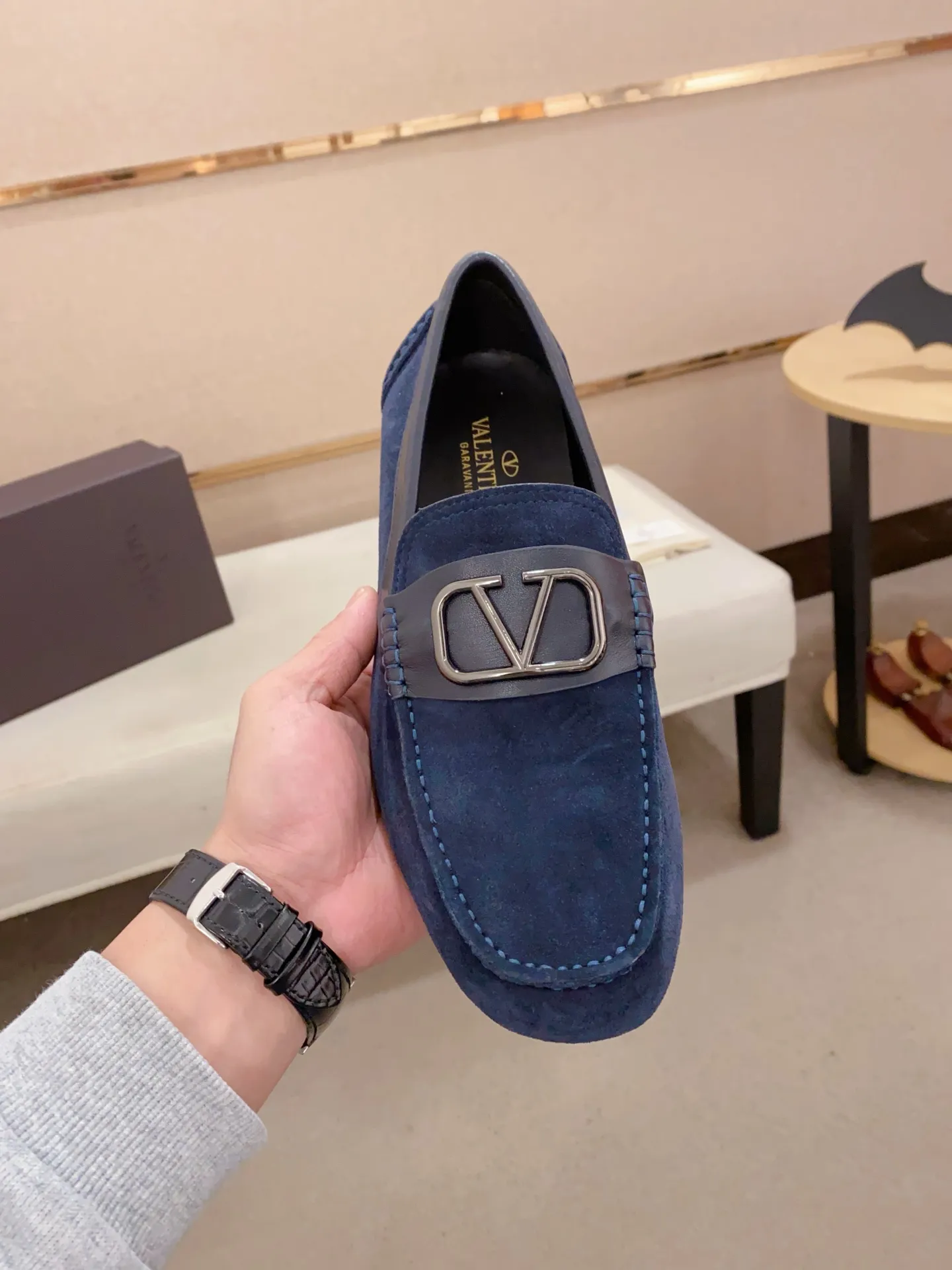 男装男鞋💰: 680💰VALENTINO 华伦天奴，选用进口牛皮搭配进口水染牛里，标志性五金与及标志性耐磨大底。 38-44.可定做45 VALENTINO包装 尊享品牌标志性商品包装